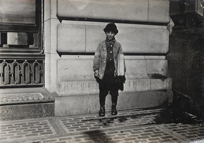 新聞配達、1909年 作： Lewis Wickes Hine